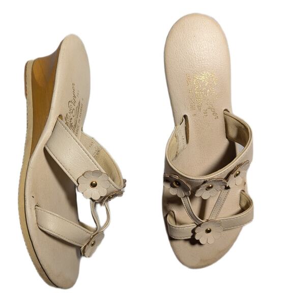 Vtg 1970s Island Slipper Ivory Faux Leather Flower Wooden Wedge Slide Sandals 6 - Picture 1 of 6